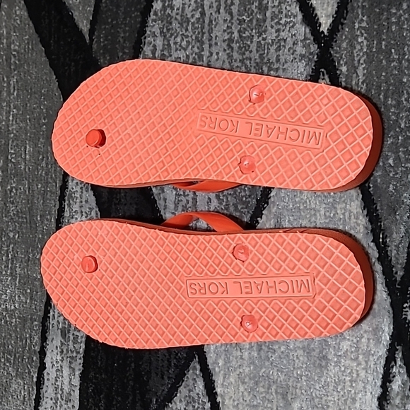 MICHAEL MICHAEL KORS METAL LOGO FLIP FLOPS SANDALS - Picture 9 of 9